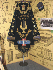 862361 Afbeelding van het vaandel van het 'Harmonie Orkest NS' (opgericht 1 april 1949), opgesteld in de ...